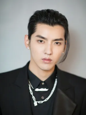 吴亦凡西服蓄发帅气写真图片_6