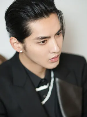 吴亦凡西服蓄发帅气写真图片_8