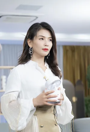 刘涛白衣红唇气质直播照图片