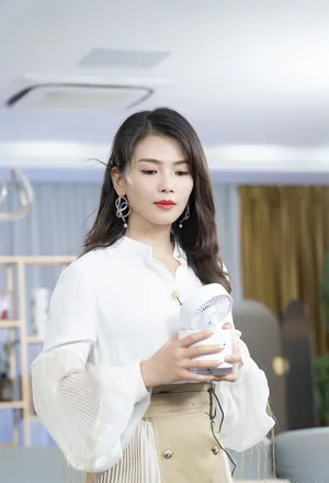 刘涛白衣红唇气质直播照图片