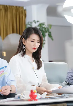 刘涛白衣红唇气质直播照图片_2