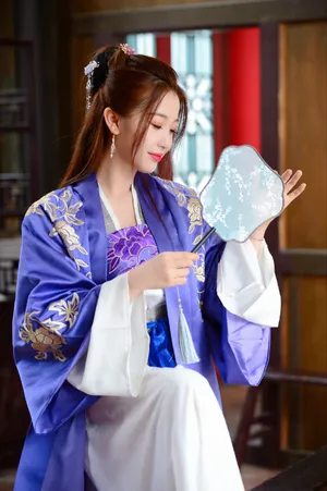 虞书欣紫衣华服古风写真图片