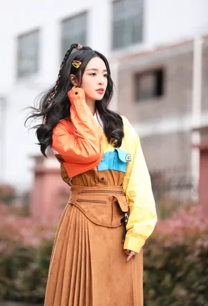 李莎旻子拼接衬衫时尚写真图片