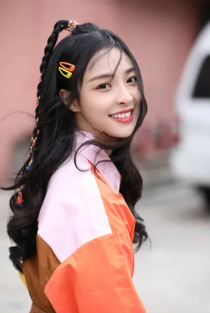 李莎旻子拼接衬衫时尚写真图片