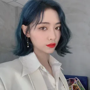 许佳琪蓝发红唇自拍照图片
