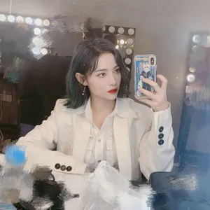 许佳琪蓝发红唇自拍照图片_2