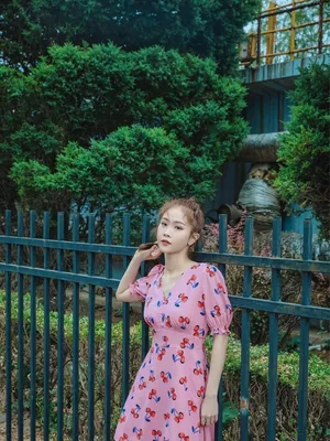徐紫茵粉裙甜美写真图片