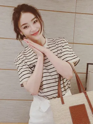 袁姗姗纹格衫俏丽私服图片_1