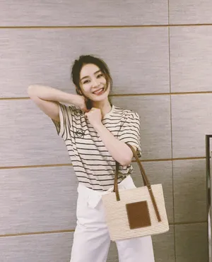 袁姗姗纹格衫俏丽私服图片_2