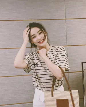 袁姗姗纹格衫俏丽私服图片_3
