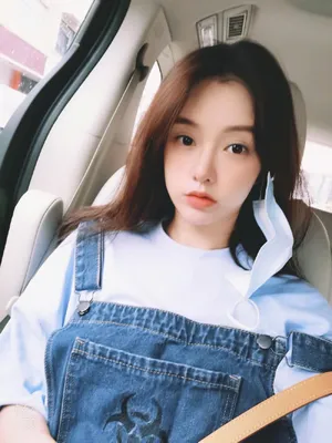 黄一琳夏日女团妆自拍照图片