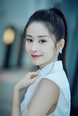 颖儿白色长裙甜美写真图片