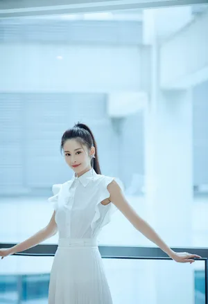 颖儿白色长裙甜美写真图片_2
