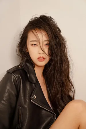 左卓甜酷气质写真图片