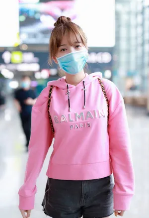 金莎粉嫩元气机场私服照图片_3