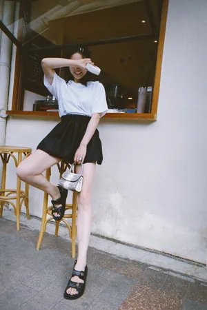 施诗超短裙清新少女风图片_9