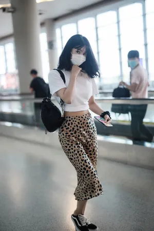李菲儿豹纹纱裙机场照图片_3