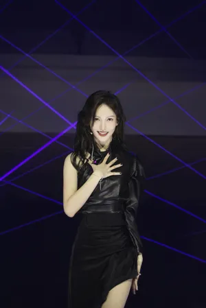 金晨红唇皮衣性感写真图片
