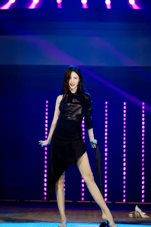 金晨红唇皮衣性感写真图片_2