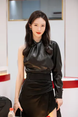 金晨红唇皮衣性感写真图片_7