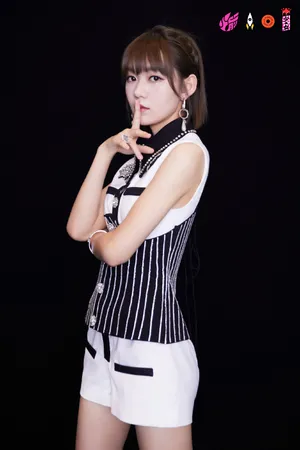 火箭少女101金属感造型大片写真图片_3