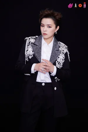 火箭少女101金属感造型大片写真图片_7