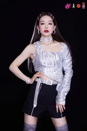 火箭少女101金属感造型大片写真图片_10