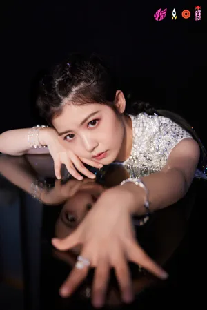 火箭少女101黑色系光影性感写真图片_5