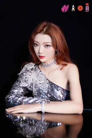 火箭少女101黑色系光影性感写真图片_8