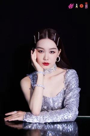 火箭少女101黑色系光影性感写真图片_10