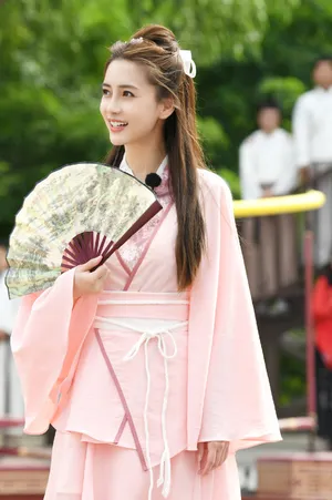 angelababy《奔跑吧》古风粉裙剧照图片_1