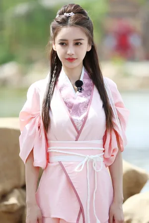 angelababy《奔跑吧》古风粉裙剧照图片_1