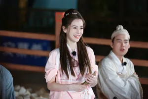 angelababy《奔跑吧》古风粉裙剧照图片_2