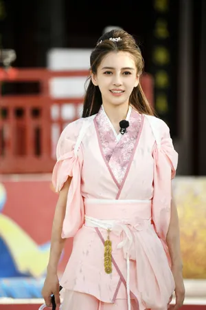 angelababy《奔跑吧》古风粉裙剧照图片_3