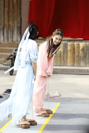 angelababy《奔跑吧》古风粉裙剧照图片_5