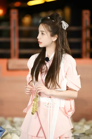 angelababy《奔跑吧》古风粉裙剧照图片_6