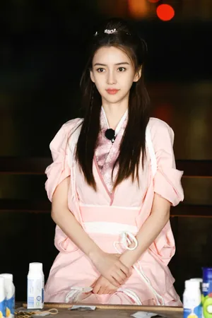 angelababy《奔跑吧》古风粉裙剧照图片_7