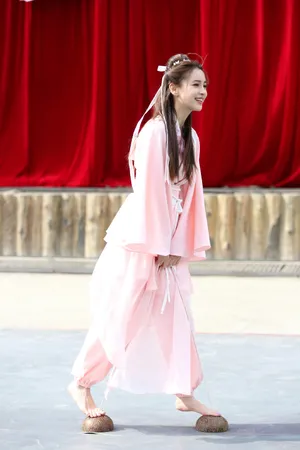 angelababy《奔跑吧》古风粉裙剧照图片_8