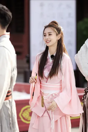 angelababy《奔跑吧》古风粉裙剧照图片_10