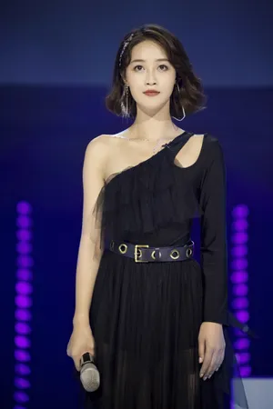 蓝盈莹斜肩礼服性感图片_4