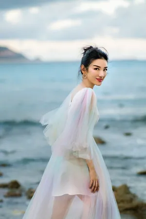 黄奕梦幻彩虹裙海边写真图片