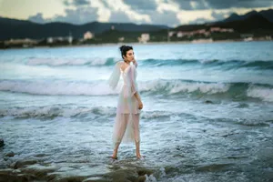 黄奕梦幻彩虹裙海边写真图片_2
