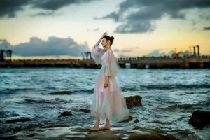 黄奕梦幻彩虹裙海边写真图片_3