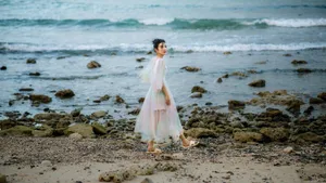 黄奕梦幻彩虹裙海边写真图片_4