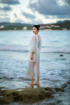 黄奕梦幻彩虹裙海边写真图片_5