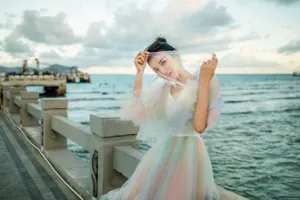 黄奕梦幻彩虹裙海边写真图片_6