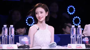 佟丽娅白裙性感综艺剧照图片_2