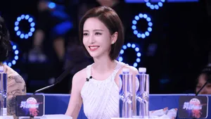 佟丽娅白裙性感综艺剧照图片_3