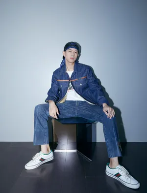 李现头巾造型帅气图片写真_3