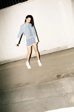宋茜俏皮深夜街拍写真图片_1